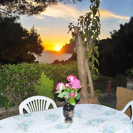 Takis On A With Private Garden And Sea View بيليكاس