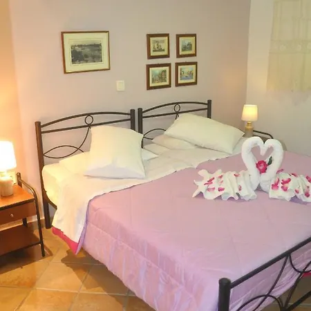 Appartement Takis On A With Private Garden And Sea View *