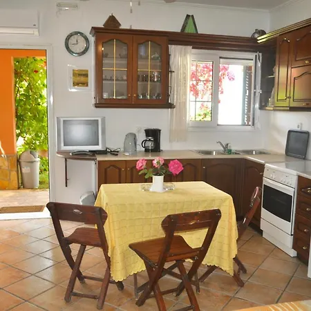Takis On A With Private Garden And Sea View Apartamento *