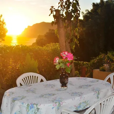 Takis On A With Private Garden And Sea View Apartament