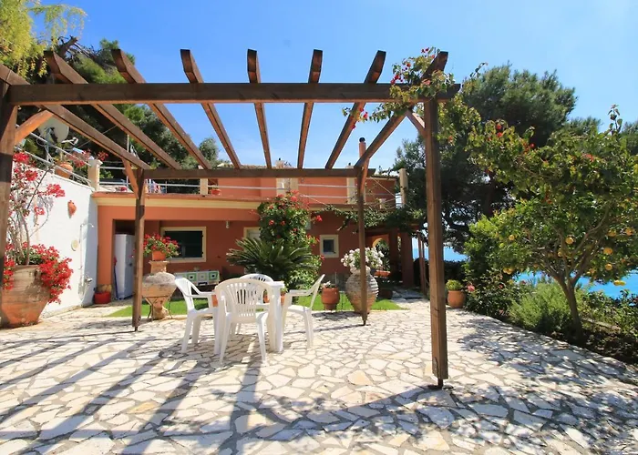 Takis On A With Private Garden And Sea View Daire